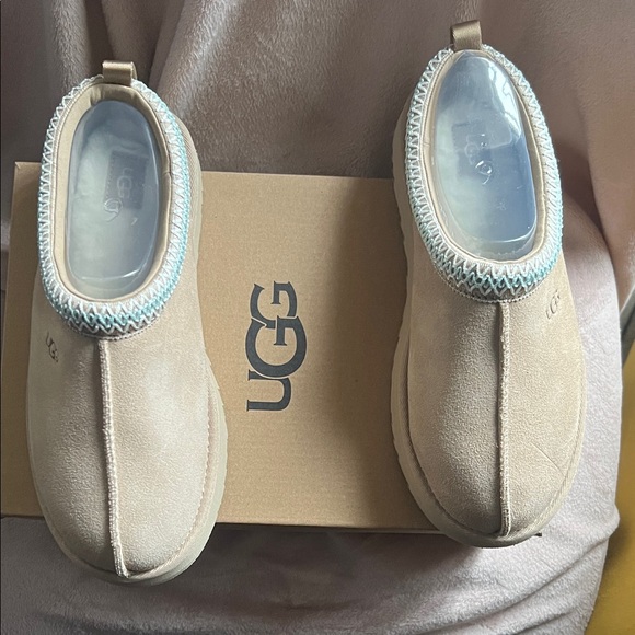 UGG Kids Cream Slippers with Blue Trim - Picture 1 of 2